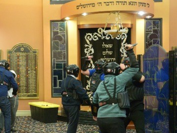 Forward: American Jews learn how to shoot back at synagogue terrorists